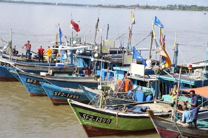 Boats waiting for the launch of the Tanjung Manis Fishing Safari 2016. Photo credit: DUN N41 Kuala Rejang.